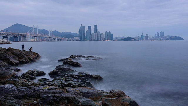 小码头的日夜观和远处的城市景观，有Gwangandaegyo桥(釜山最著名的桥)视频素材