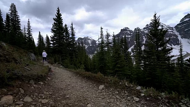 年轻女子在山间小路上跑步视频素材