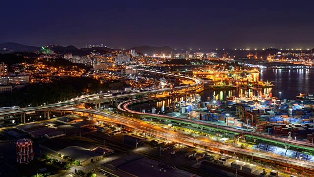 和记黄埔韩国客运大楼的交通夜景图视频素材