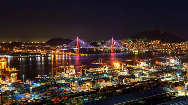 和黄韩国釜山港码头及釜山杭大桥(釜山港大桥)夜景视频素材