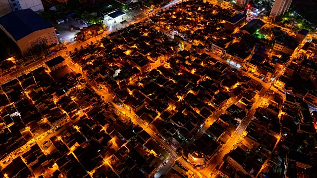 Maechukjimaeul村住宅区的交通夜景视频素材