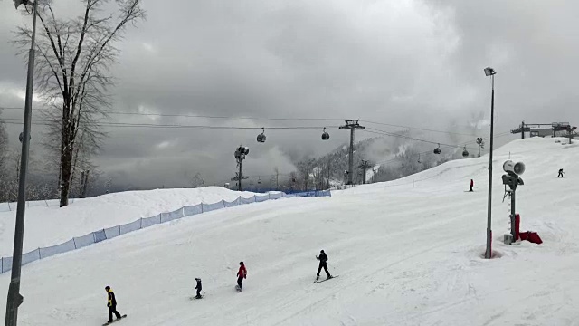 人们滑雪和单板滑雪视频素材