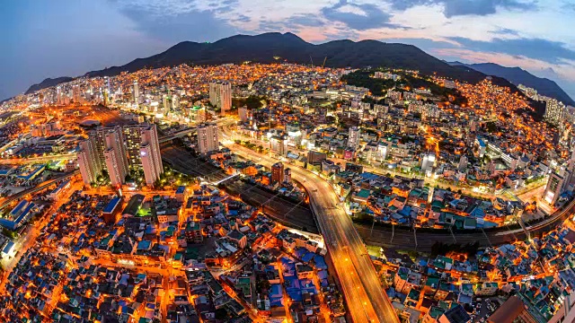 从白天到夜晚，三福路的交通和城市景观东固(东侧)，釜山视频素材