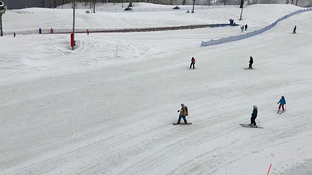 人们滑雪和单板滑雪视频素材