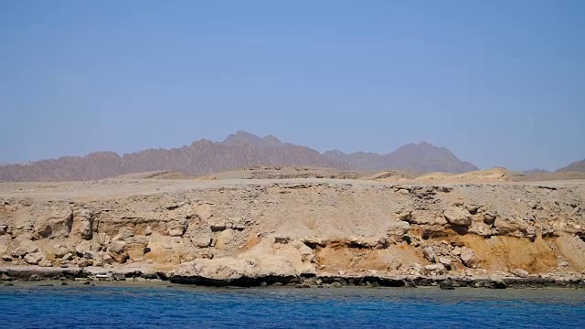 夏天，大海，美丽的海景。山和海。沙漠和海洋的结合视频素材