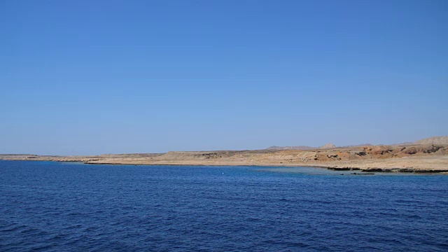 夏天，大海，美丽的海景。山和海。沙漠和海洋的结合视频素材