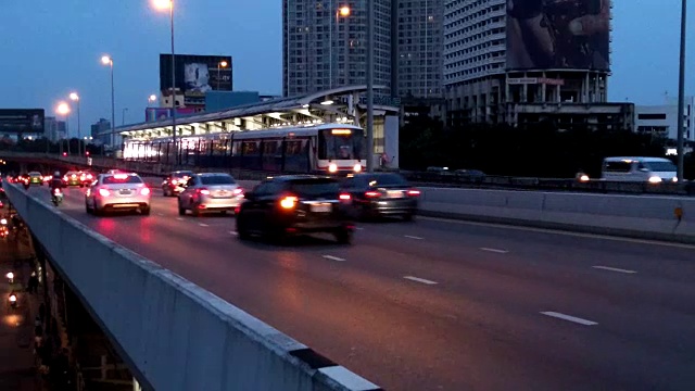 曼谷公共交通系统，通常被称为BTS或Skytrain，是泰国曼谷的一个高架快速交通系统。视频下载