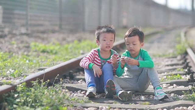 孩子们在跑道上玩耍视频素材