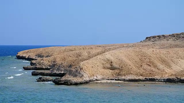 夏天，大海，美丽的海景。山和海。沙漠和海洋的结合视频素材