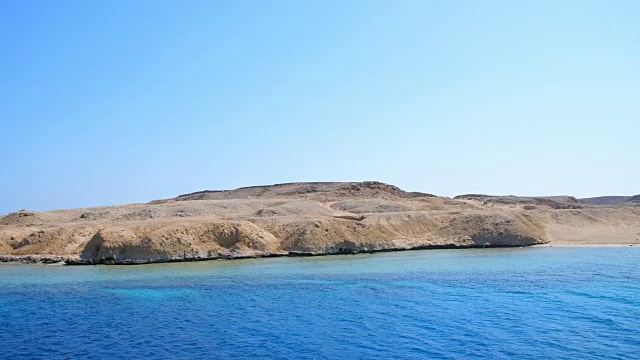 夏天，大海，美丽的海景。山和海。沙漠和海洋的结合视频素材