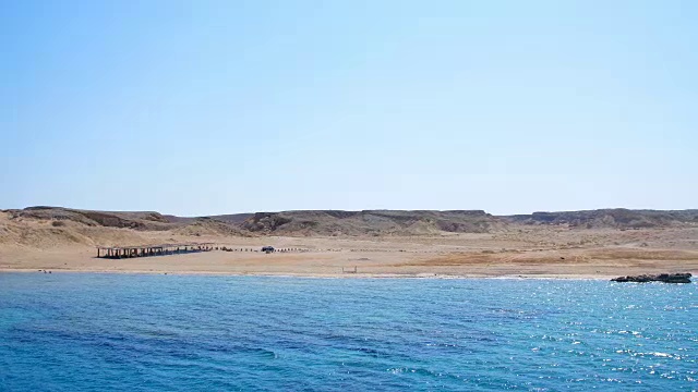 夏天，大海，美丽的海景。山和海。沙漠和海洋的结合视频素材