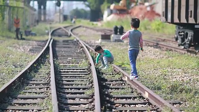 孩子们在跑道上玩耍视频素材