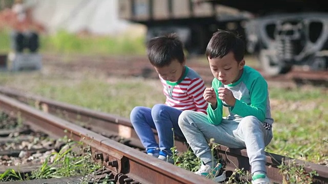 孩子们在跑道上玩耍视频素材