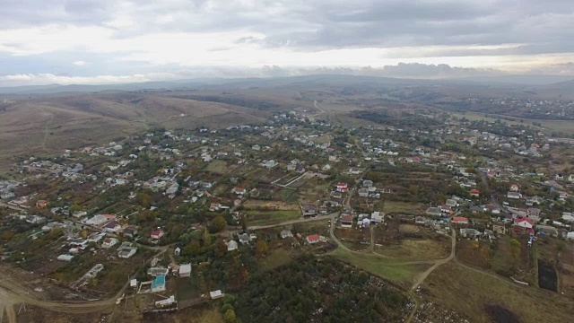 天线:山谷中五颜六色屋顶的村庄视频素材