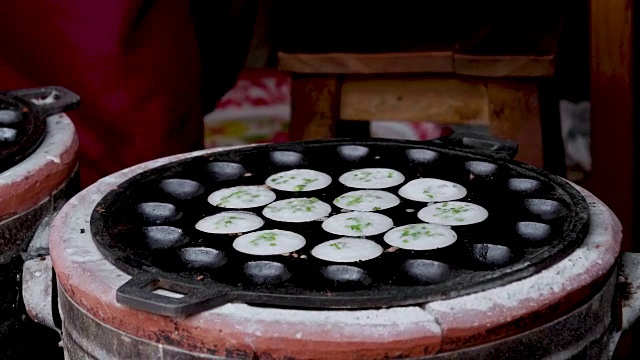 传统泰国甜品“Kanom Krok”视频素材