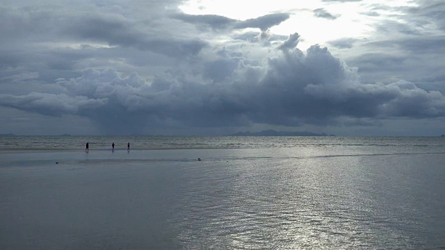 泰国苏拉特他尼苏梅岛纳松海滩的日落视频素材