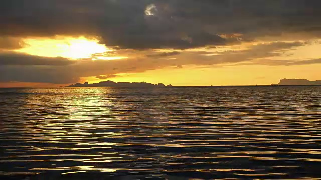 泰国苏拉特他尼苏梅岛纳松海滩的日落视频素材