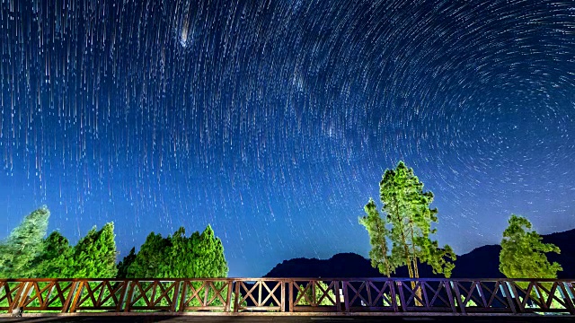 夜间星星在山和树上的轨迹(静态拍摄)视频素材