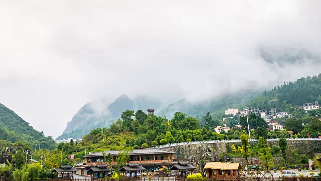 风景优美的部落村庄在山谷中的早晨，时光流逝视频视频素材