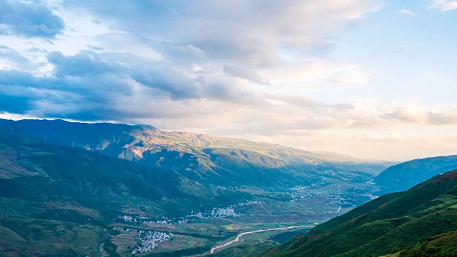 美丽宁静的山谷之间的山脉在黄昏，时间流逝视频视频素材