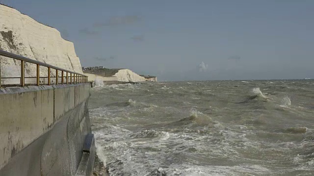 英国布赖顿大浪汹涌视频素材