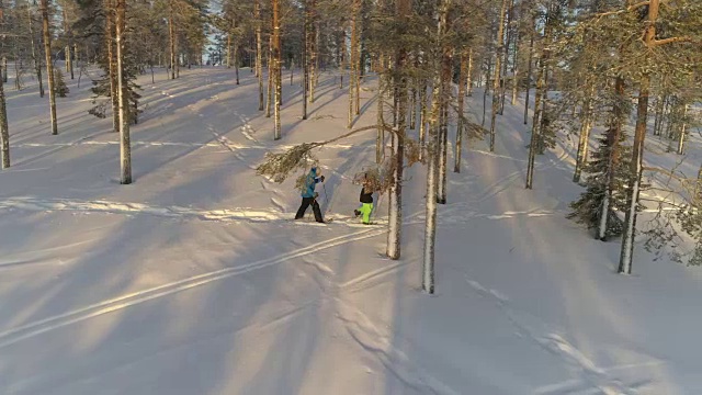 在寒冷的冬天的早晨，男男女女穿着雪鞋走在刚下过的雪地上视频素材