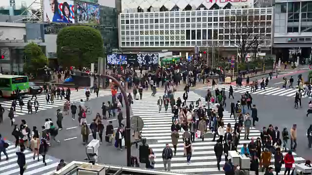 在东京原宿十字路口，人群正走在十字路口视频素材