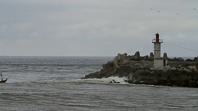 被岩石包围的海滨灯塔/阿比让/象牙海岸视频下载