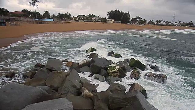 海浪撞击岩石/阿比让/象牙海岸的慢动作视频素材