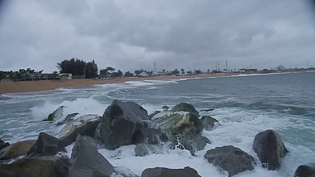 海浪向上拍打岩石/阿比让/象牙海岸视频素材