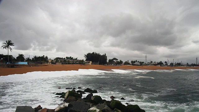 海浪撞击岩石/阿比让/象牙海岸的慢动作视频素材