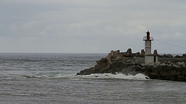 被岩石包围的海滨灯塔/阿比让/象牙海岸视频素材