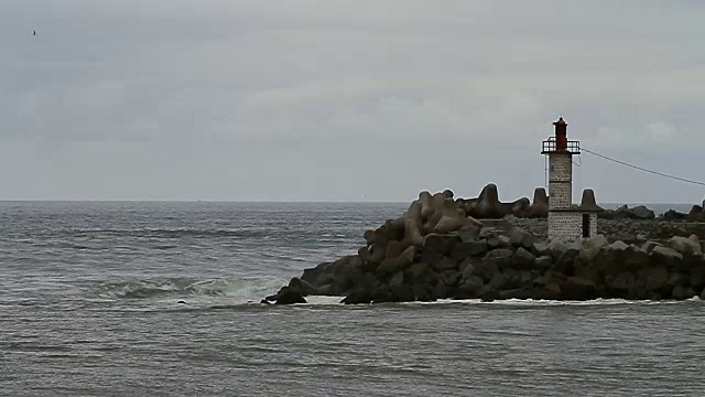 被岩石包围的海滨灯塔/阿比让/象牙海岸视频下载