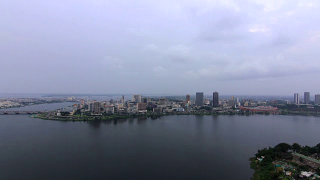 白天多云的城市/阿比让/科特迪瓦视频下载