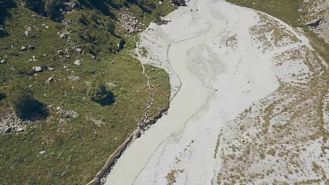 鸟瞰图徒步行走的山河组。爬山视频素材