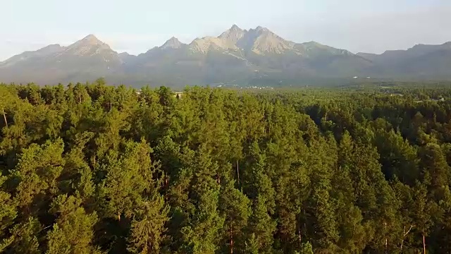 从空中俯瞰斯洛伐克的森林和山脉。景观从空气中视频下载