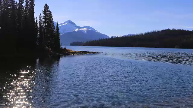 落基山脉的湖景视频素材