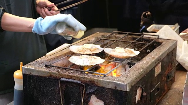 烤扇贝配黄油和酱油视频素材