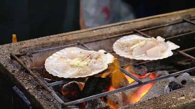 烤扇贝配黄油和酱油视频素材