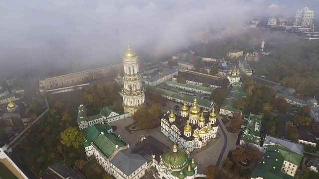 航空摄影测量。基辅，Pechersk Lavra，乌克兰基辅。基辅-佩切尔斯克拉夫拉在第聂伯罗河畔的一座小山上。视频素材