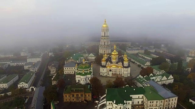 航空摄影测量。基辅博物馆Pechersk Lavra。修道院的日出。乌克兰基辅市。鸟瞰城市景观。视频素材