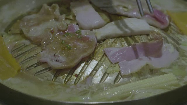 在和牛烤架上烤生肉视频素材