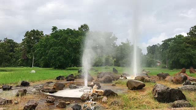 泰国清迈省Sankamphaeng温泉的地下热水。视频素材