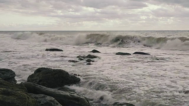 暴风雨后海浪拍打多石的海岸视频素材