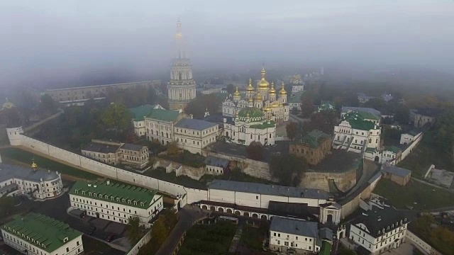 航空摄影测量。基辅博物馆Pechersk Lavra。修道院的日出。乌克兰基辅市。鸟瞰城市景观。视频素材