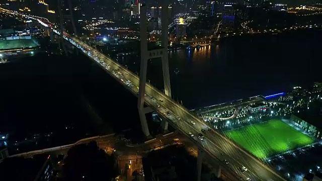 中国上海南浦大桥，繁忙的高速公路交汇处夜间鸟瞰图视频素材