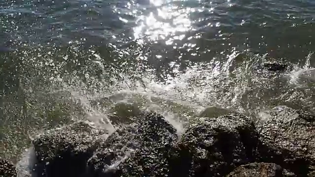 海浪冲击岩石视频素材