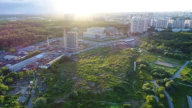 日落时从高处俯瞰这座城市视频素材