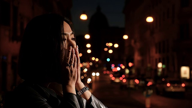 绝望的中国女人在夜晚独自在街上哭泣-慢镜头视频素材