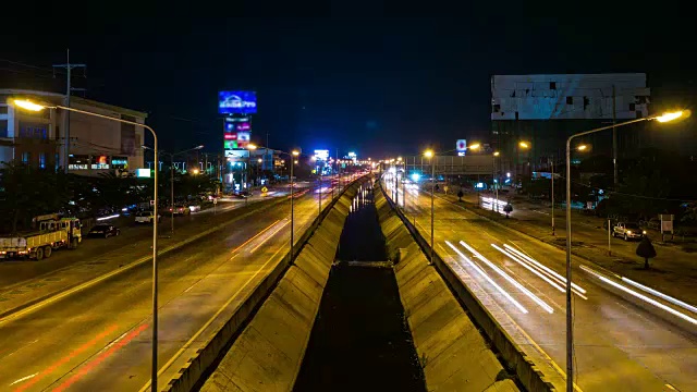 时光流逝视频:多彩的夜间交通和曼谷的城市生活，泰国视频素材